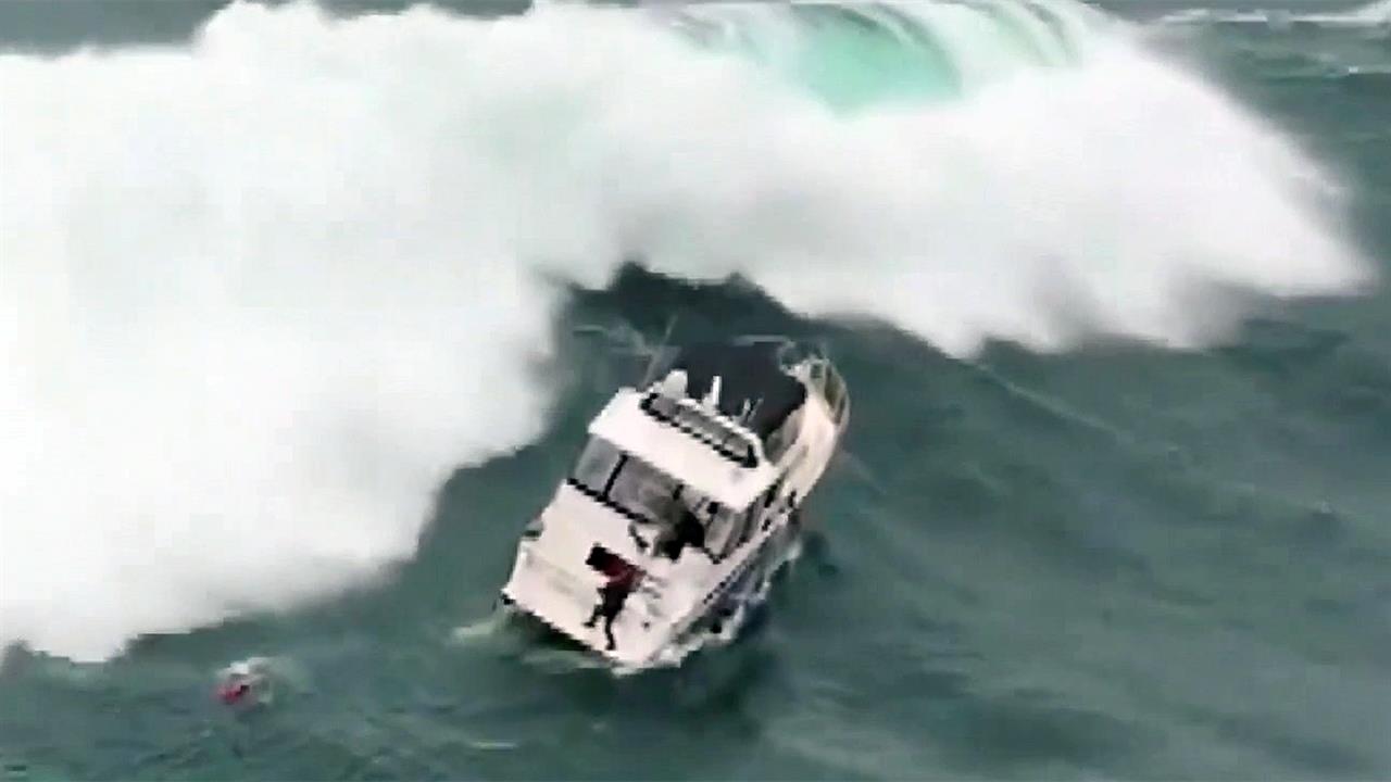 В США спасли человека с перевернувшейся яхты во время шторма