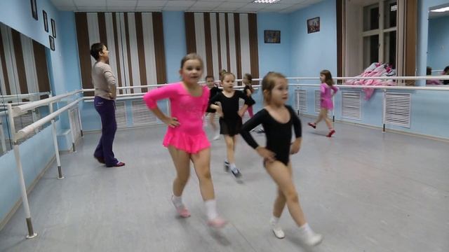 РАЗМИНКА НА ГИМНАСТИКИ.... смотреть онлайн