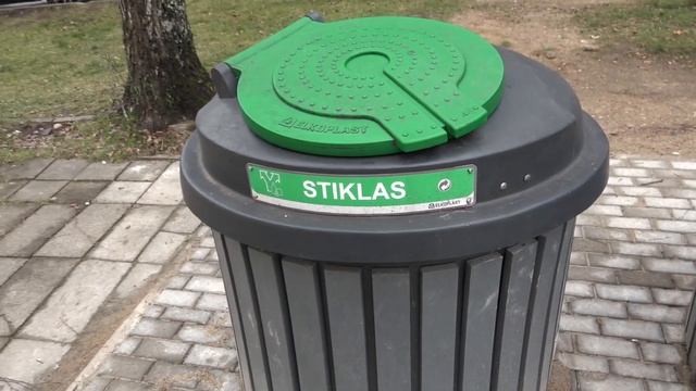 После установки новых контейнеров в городе чище не стало, наоборот… смотреть онлайн