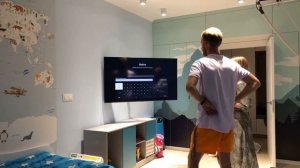 Как повесить телевизор Samsung 55" дюймов, на наклонно-поворотный кронштейн, всего за 15 секунд!