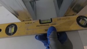 монтаж фальш-балки под покраску в частном доме.