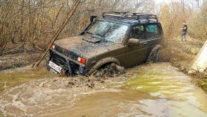 ВОТ ПОЧЕМУ НИВА ЛУЧШИЙ ВНЕДОРОЖНИК. БИТВА против SUZUKI JIMNY в БОЛОТЕ. ЖЕСТОКИЙ ОФФРОАД.