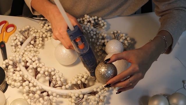 НОВОГОДНИЙ ВЕНОК СВОИМИ РУКАМИ! МАСТЕР КЛАСС! Поделки на новый год. Рукоделие смотреть онлайн