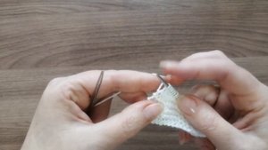 Самые простые летние пинетки спицами
