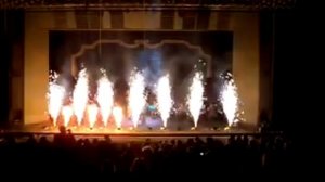 Генераторы огня и холодные фонтаны на сцене.