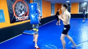 Удары ногами по макиваре на круговой тренировке. 
Кикбоксинг и Смешанные единоборства ММА.