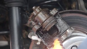 Как снять и установить пыльник направляющих суппортов BMW X5 E53 Почему клинит суппорт