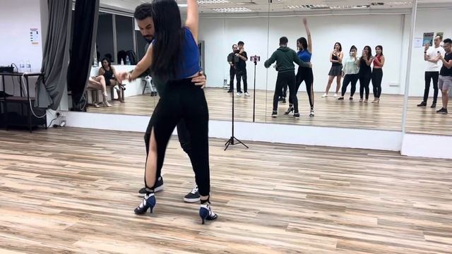 L5: Bachata Partner Dance Demo (102823) смотреть онлайн
