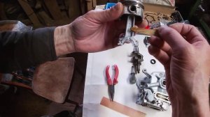 Сборка лодочного мотора Suzuki DF 2,5 Видео первое - монтаж шатуна к поршню с некоторыми пояснениям