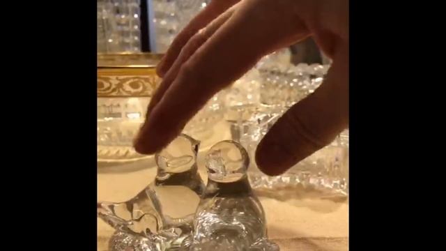 Коллекция хрусталя, красивые вазочки и конечно же красавец мужчина ?