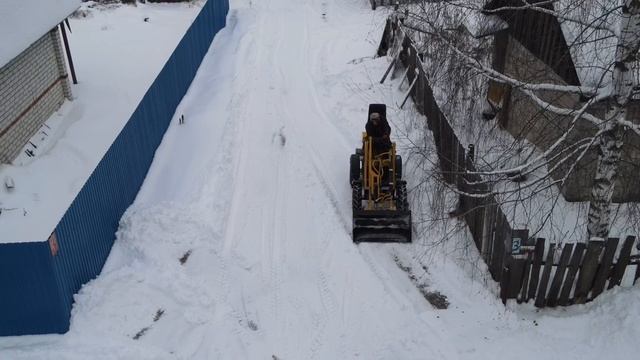 Мини погрузчик.? Съёмка с квадрокоптера .Почистил снег на огороде смотреть онлайн