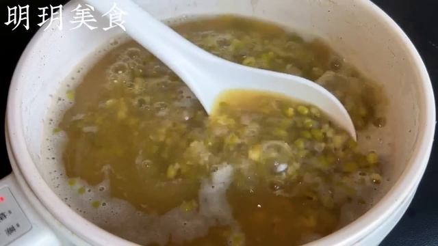 不管是煮綠豆還是紅豆，煮前只需多加一步，5分鐘全煮軟爛開花，真的又快又省事， A recipe of  ， boiled mung beans