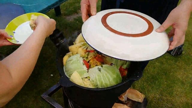 Дымляма от ансамбля ЯЛЛА в казане готовится под паром