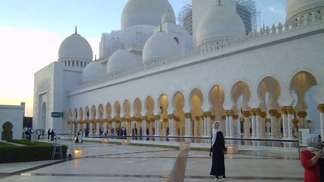 В Абу-Даби в мечети шейха Зайда Елизавета Романова в январе 2023 года! смотреть онлайн