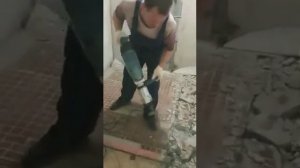 Демонтаж пола электрическим отбойным молотком
