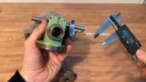 Tos MN80 dividing head and height support