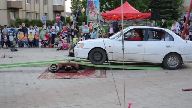 Улугбек пропускает через себя автомобиль вместе с Ходжакбаром смотреть онлайн