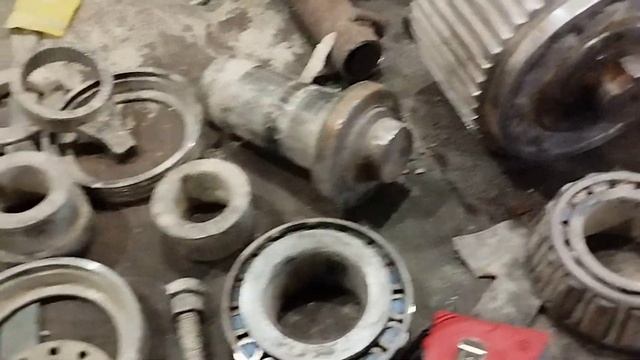 Ролики гранулятора ОГМ 1,5 общее внутренне устройство, эксцентриковая регуляция. Ролик в разборе. смотреть онлайн