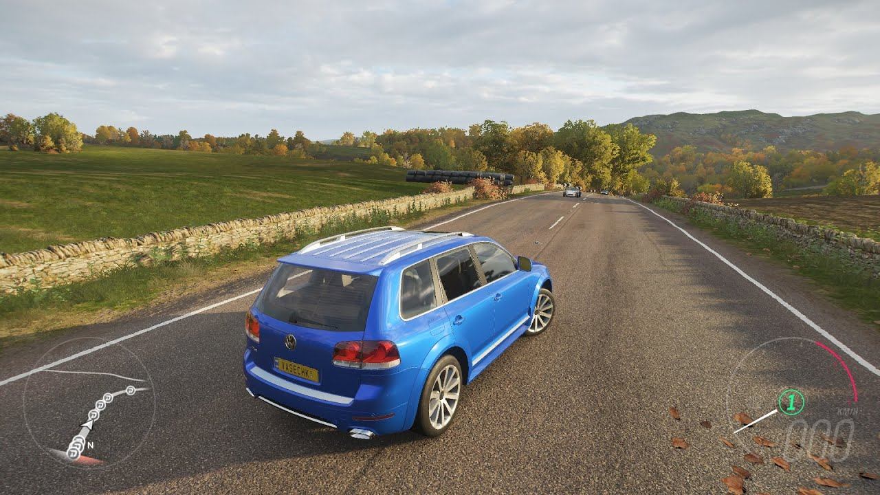 Driving Volkswagen Touareg R50 with the steering wheel in the game Forza horizon 4