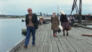 Красные туфли на синии носки (из к/ф «Любовь и Голуби»)