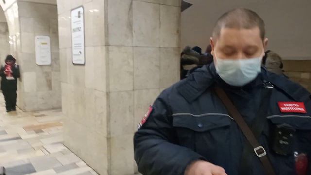 Контролер ГКУ Сайкин штрафует парня, хотя, маска надета смотреть онлайн