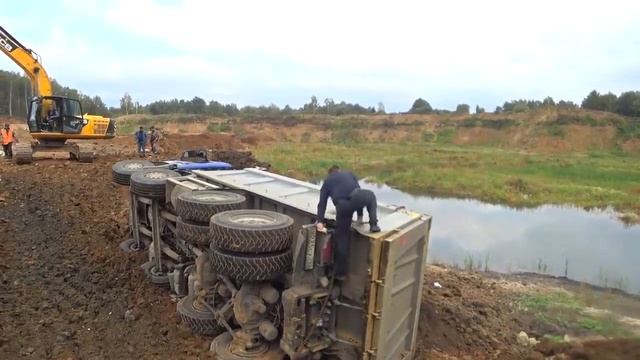 Грузовой самосвал Скания в карьере перевернулся на крышу. Как его ставили на колеса. смотреть онлайн