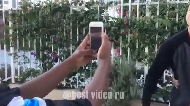 Когда попросил сфоткать прохожего смотреть онлайн