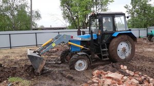 Выезжаем на погрузчике фаворит 800 из грязи
