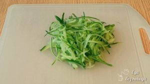 Салат с крабовыми палочками с кукурузой и огурцом.Простой, легкий рецепт салата.