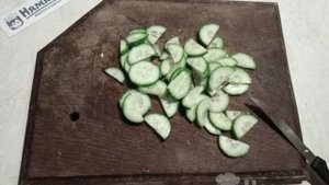 Полезный овощной салат с кунжутом и льняным маслом
