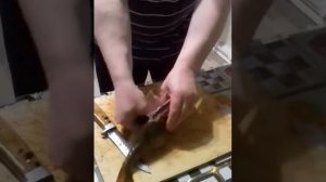 Как легко и быстро снять шкуру со свежего окуня