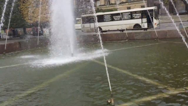 Санкт-Петербург. Фонтаны на Московской площади (у метро "Московская"). 02.10.2016, 16:17 смотреть онлайн