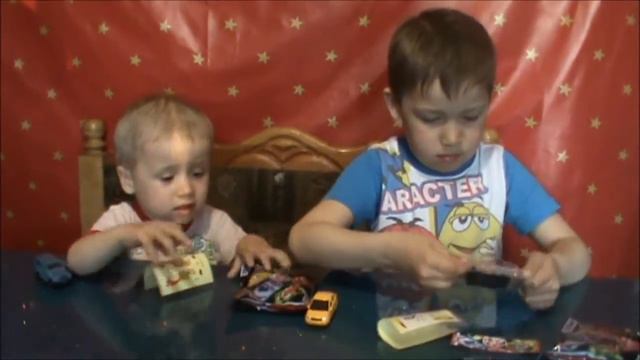 Открываем яйца-сюрпризы с моделью машины. Сборные фигурки Тачки "Неоновые гонщики". смотреть онлайн