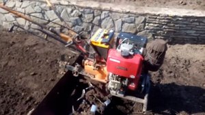 Грейдерный отвал на двенадцатисильном мотоблоке.