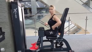 Тренировки в тренажерном зале для начинающих Разведение ног в тренажере