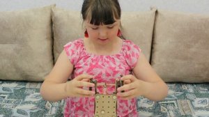 Делаем, конструируем своими руками заводную машинку.mp4