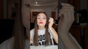 Яркие губы. Как красить глаза?