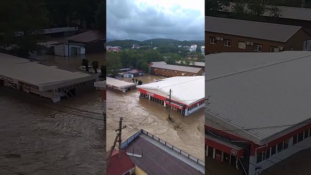 потоп в Лермонтово. Вид на пятерочку  и магнит.