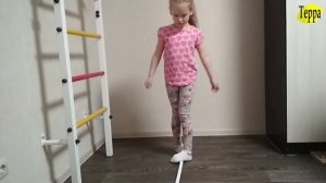 Упражнение для стоп с палкой, профилактика плоскостопия.