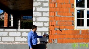 Пристройка к дому. Деформационный шов и мощная стропильная система.