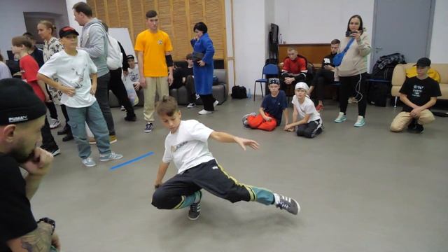 footwork 1x1 bboy Rich vs Chir vs Вжик - "ALL OPTION" break dance battle смотреть онлайн