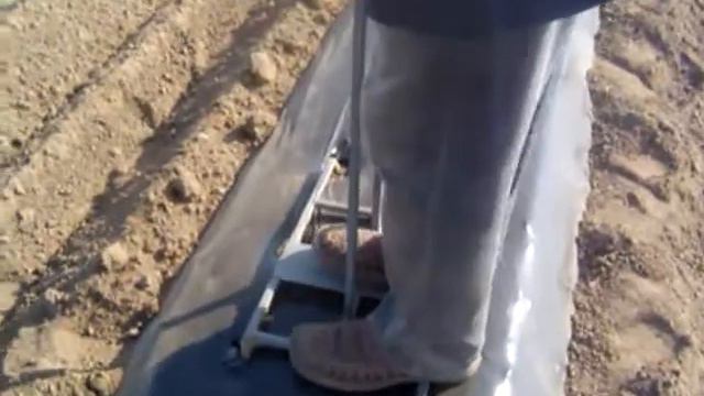 Пробивка лунок для посадки клубники смотреть онлайн