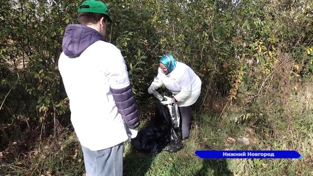 Ребята с ментальными особенностями и их родственники очистили от мусора территорию Мещерского озера