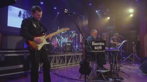 Капает дождь.