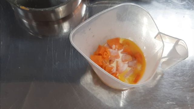 Рыба жареная основным способом с морковным пюре смотреть онлайн