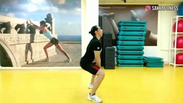 Приседания сумо с гантелью смотреть онлайн