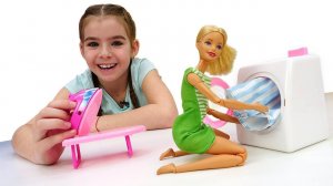 Барби после вечеринки. Делаем уборку с Барби. Игры в куклы для девочек