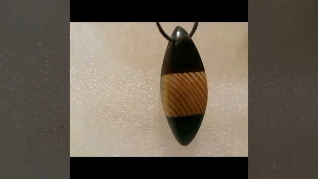Кулоны сделаны из эпоксидной смолы, дерева.Мои работы.
