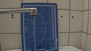 Эксперимент 1 .Отклоняем воду с помощью расчёски.