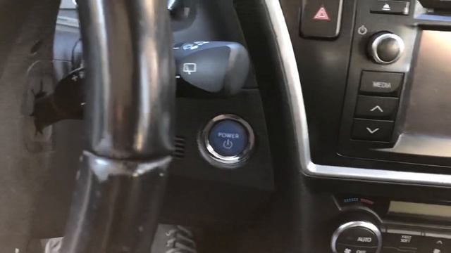 Démarrer Toyota Hybride sans piles dans la clé (start a Toyota or Lexus when we run out of battery) смотреть онлайн